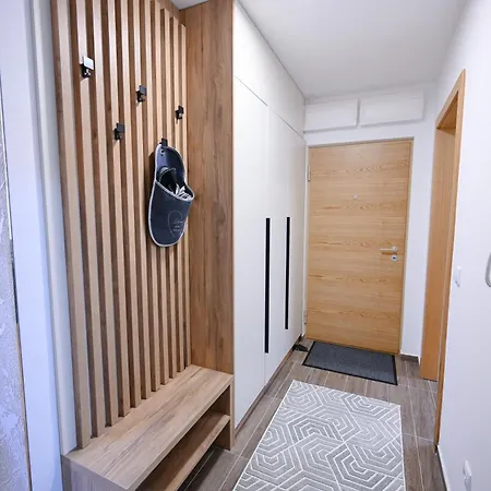 Erna Apartment *